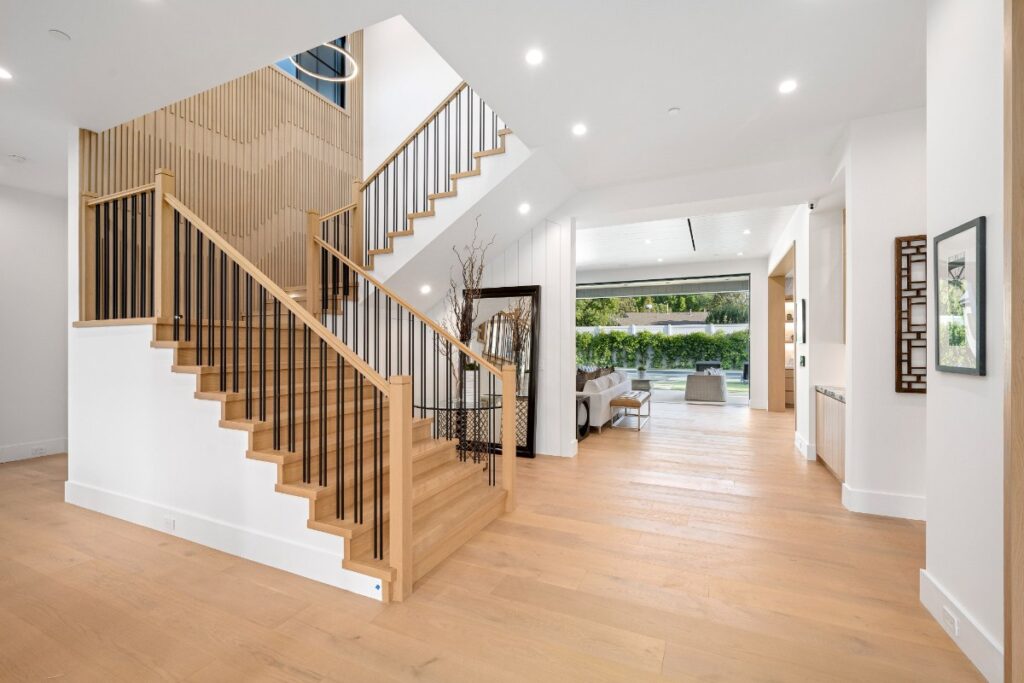 Une maison moderne avec un grand escalier à l'intérieur