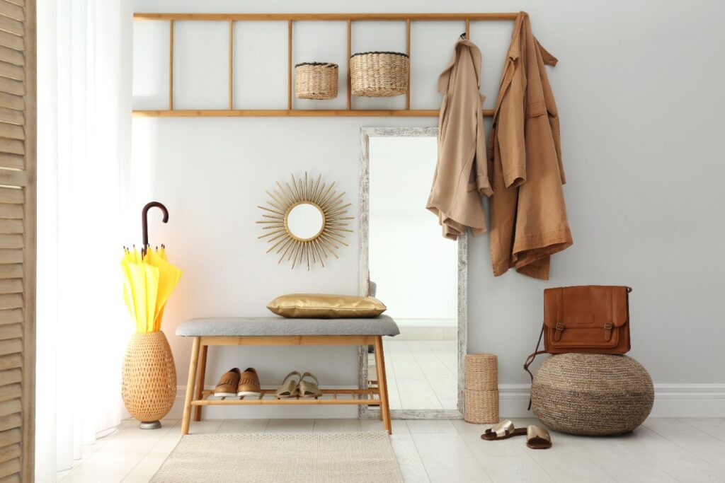 Intérieur d'une maison stylée avec un banc de rangement et un miroir