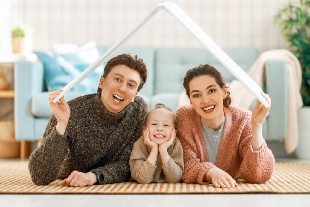 Parents et fille joyeux dans une maison