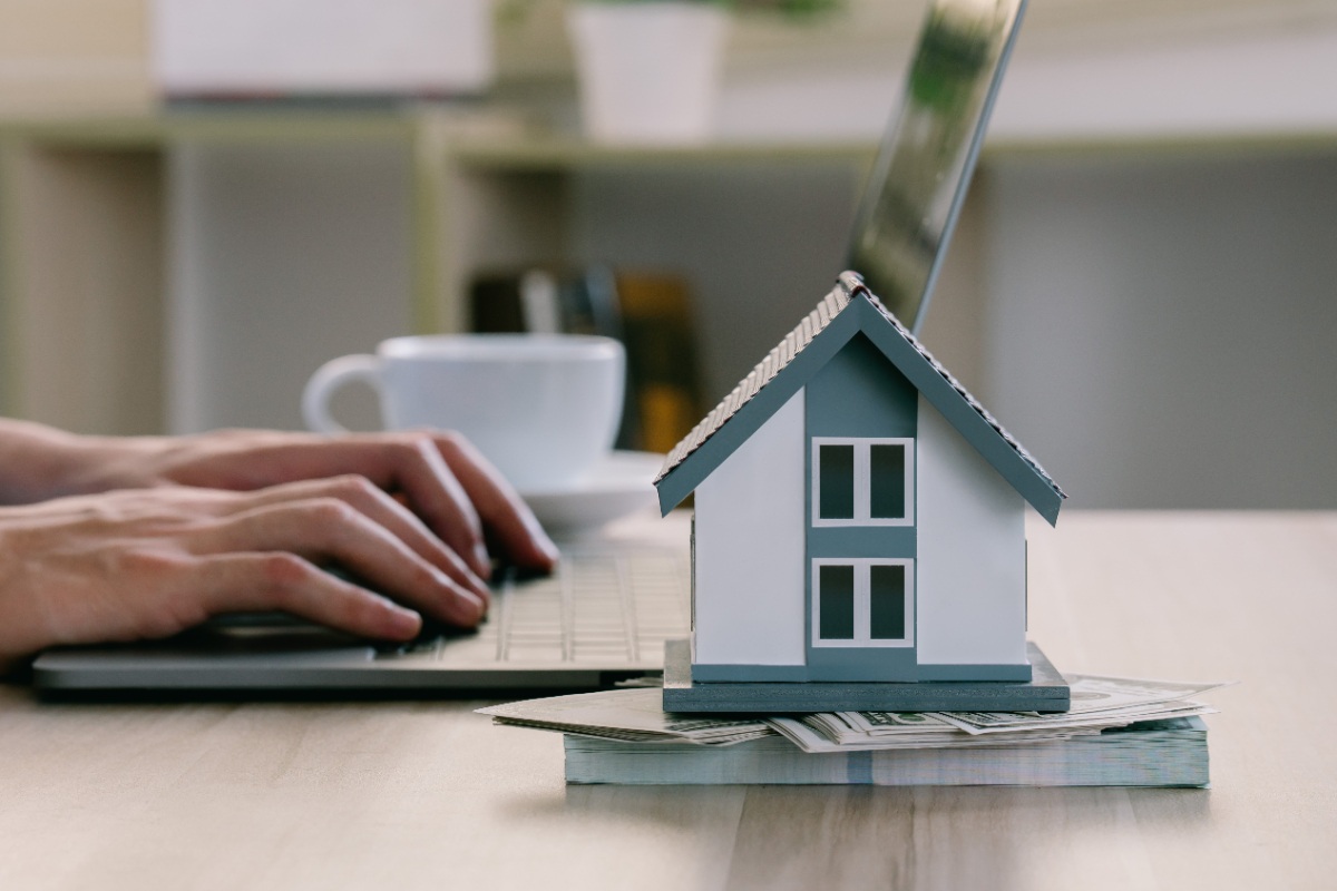 Une personne qui souscrit son assurance habitation avec son ordinateur