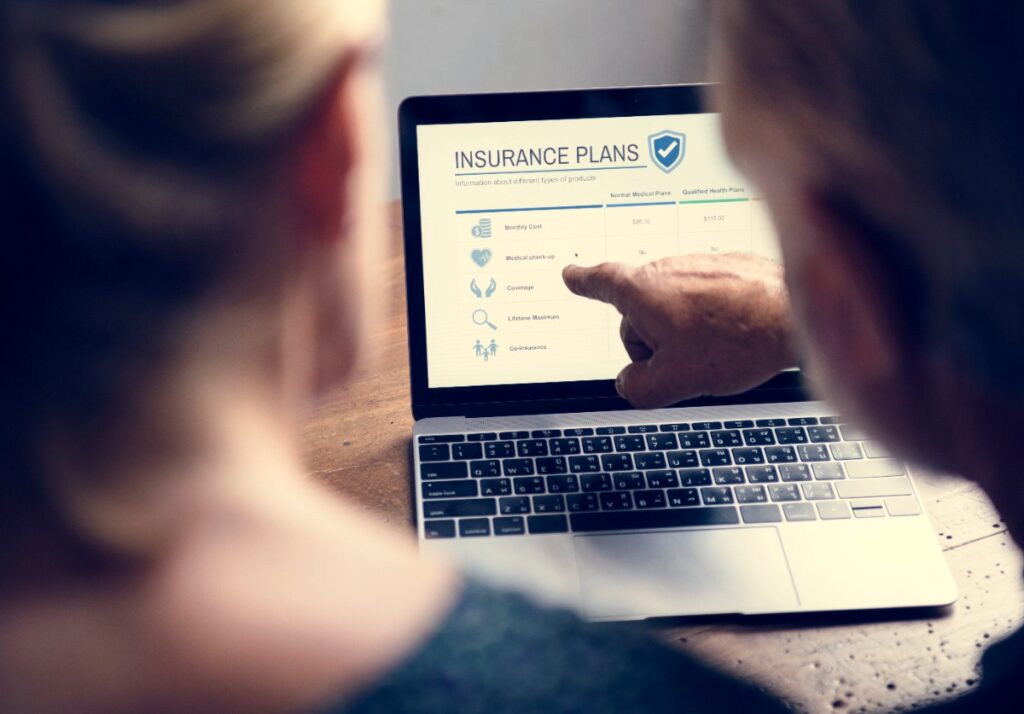Des personnes regardant un plan pour une assurance habitation sur un ordinateur