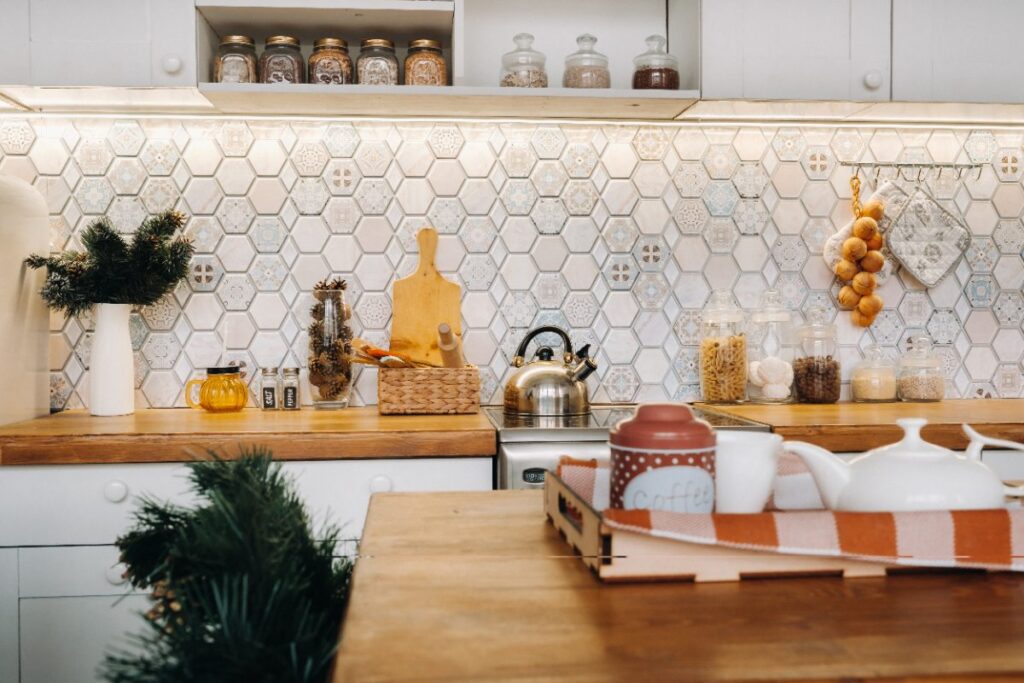 Une cuisine moderne avec décor stylé