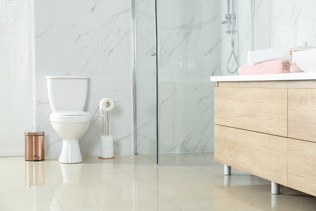 Une cuvette de toilette près de la cabine de douche dans une salle de bain