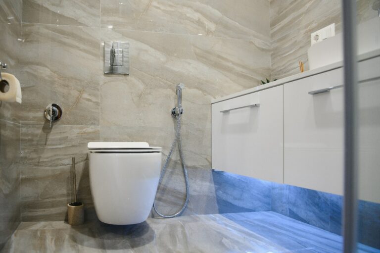 Une cuvette de toilette installée dans la salle de bain