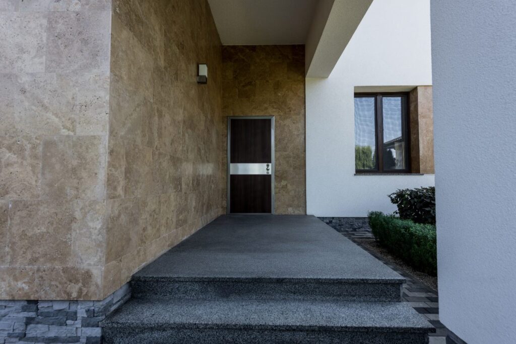 Entrée d'une maison moderne avec une porte marron