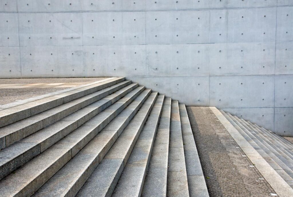 Un escalier en béton contre le mur