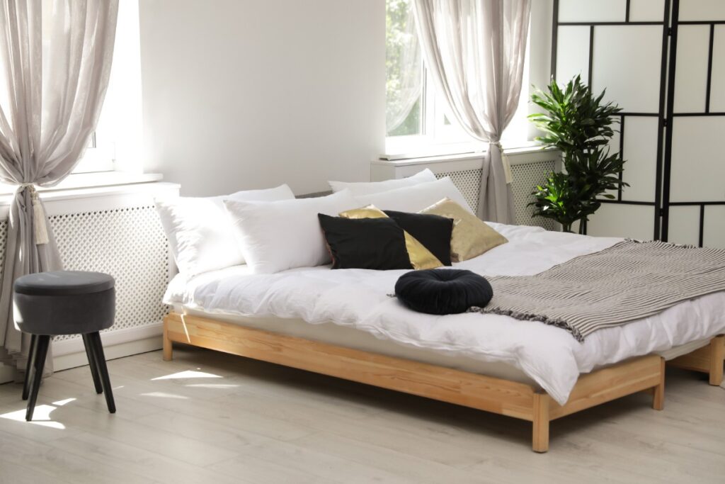 Intérieur d'une chambre moderne avec un lit placé au milieu