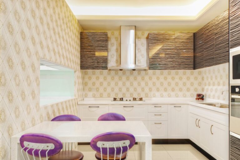 Intérieur de cuisine moderne avec comptoirs blancs