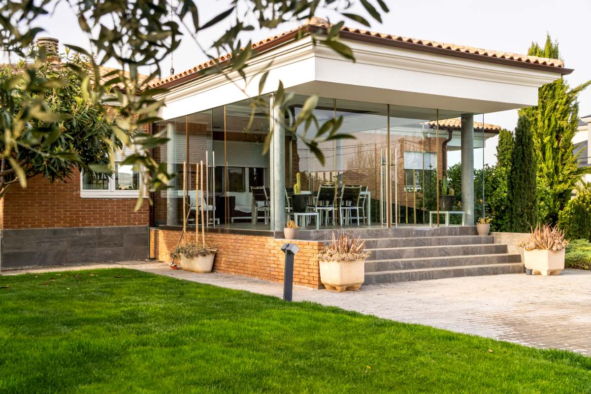 Une véranda construite à l'entée d'une maison